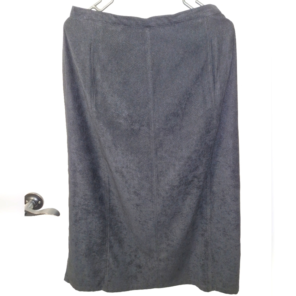 A Harve Benard black maxi skirt in a size 8p. It's pre-loved in great condition
